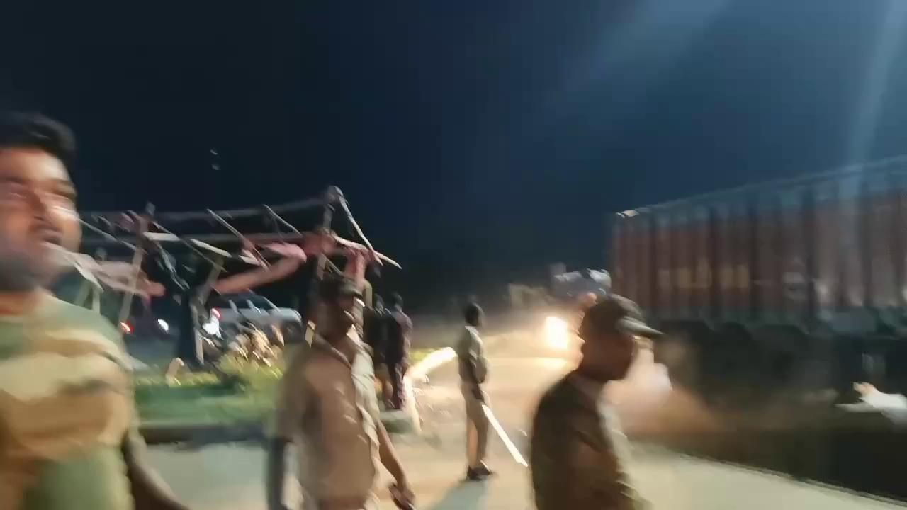 साहेबपुर कमाल कि पुलिस काफी मजबूती से मुंगेर से बटेश्वर धाम जा रहे बमों की सेवा दे रही है
