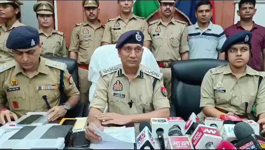 UP: नोएडा में पुलिस की फर्जी मोहर लगाकर वेरिफिकेशन कराने वाले गैंग का खुलासा , ACP शैव्या गोयल के नेतृत्व PS एक्सप्रेस वे पुलिस ने 3 लोगों को किया गिरफ्तार ,आरोपी खुद को पुलिस अधीक्षक,थाना प्रभारी और तमाम तरीके के फर्जी मोहर लगाकर वेरिफिकेशन करते थे ,गिरोह के पास से कई फॉर्म भी बरामद ,साथ ही कंप्यूटर और इलेक्ट्रॉनिक उपकरण बरामद भी।