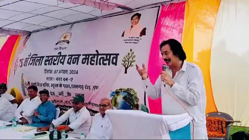 आज चूरु में राजस्थान सरकार के 75वे ज़िला स्तरीय वन महोत्सव में पूर्व मंत्री राजकुमार जी रिणवा ने भाग लिया जिसमे चूरु के प्रभारी मंत्री अभिनाश जी गहलोत भी साथ रहे।। सभी की माँग पर पूर्व मंत्री राजकुमार जी ने तेजाजी महाराज के गीत की कुछ पंक्तियाँ सुनाई सावन के महीने में माहौल एकदम शानदार हो गया ।। कार्यक्रम में ज़िला कनेक्टर पुष्पा सत्यानी जी, चूरु विधायक हरलाल जी सारण, भाजपा लोकसभा प्रत्याशी देवेन्द्र झाझडीयाँ जी, भाजपा चूरु के ज़िलाध्यक्ष बसंत जी शर्मा और ज़िले के पदाधिकारी व प्रशासन उपस्थित रहे ।।