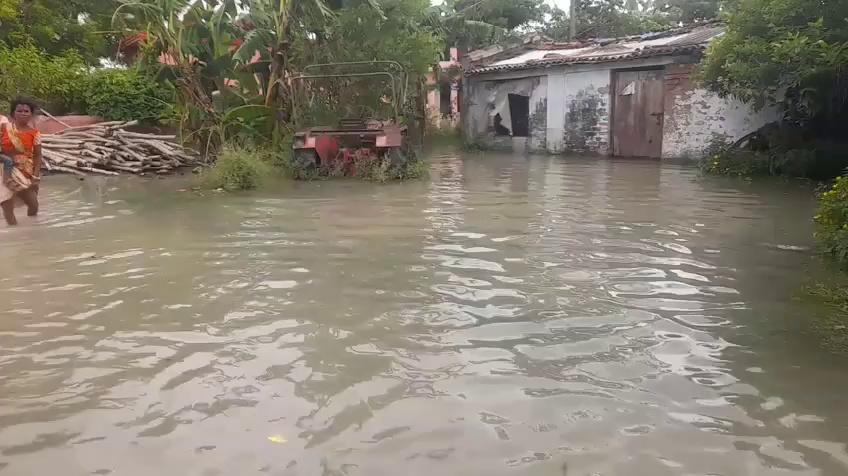 मुजफ्फरपुर में तिरहुत नहर का बांध टूटने से घरों में घुसा पानी, ग्रामीणों में अफरा-तफरी