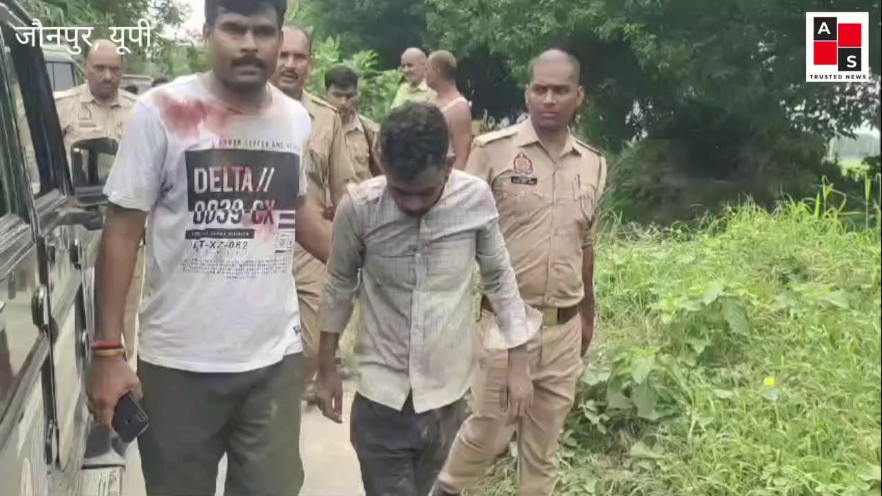 पुलिस का लाइव मुठभेड़, सिपाही घायल
एसओ बक्शा उदयप्रताप अपनी क्रेटा कार से दुदौली नहर से सैदपुर होते हुए डमरुआ की तरफ जा रहे थे सैदपुर गांव के समीप सामने से आ रहा स्कार्पियो सवार को रोकने की कोशिश किये तो बदमाश सीधा टक्कर मार दिए,कार में बैठे बक्शा थाने के सिपाही अमित सिंह घायल हो गए जिन्हें जिलाअस्पताल भेजवाया गया।बताया जाता है कि उक्त स्कार्पियो इससे पहले गुमटी के पास खड़े दो बाइक सवार युवकों को धक्का मार दिए इससे पहले भरसवा के पास भी एक युवक को धक्का मारा था,मौके पर दो बदमाशों को पकड़ा गया,