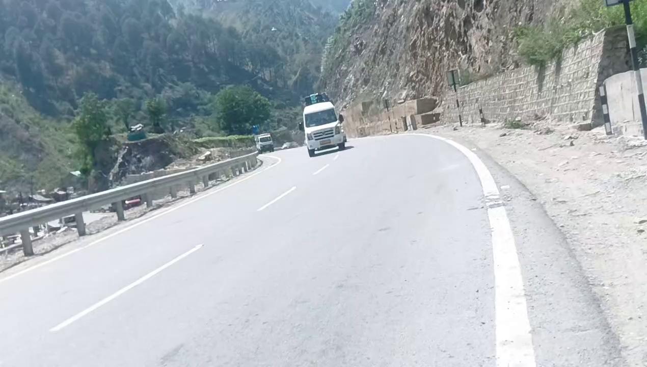 Current Situation at Ramsoo Sector
Passanger Vehicles Both Side and HMVs Movement Continue from Udhampur Side Towards Kashmir