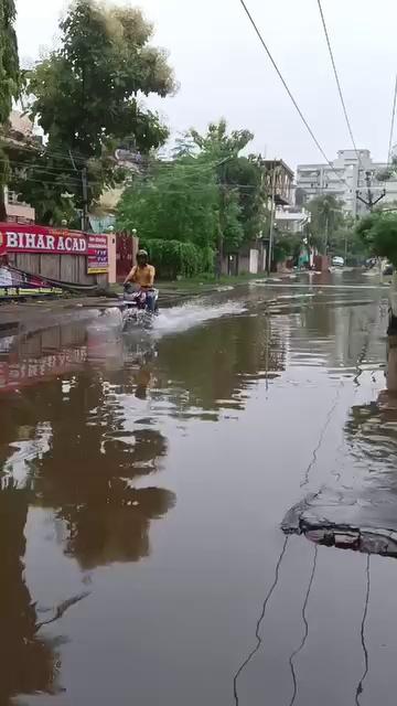 केन्द्रीय मंत्री श्री जीतन राम मांझी जी का आवास है यहां हनुमान नगर MIG में लेकिन पानी भरा हुआ है उनके आवास के अंदर -बाहर पिछले 13 घंटे से। कोई देखने वाला नहीं, यही कुव्यवस्था सारे कंकड़बाग में रहती हैं। जलजमाव मुक्त करने के सैकड़ों नालें बना दिए गए कंकड़बाग में, हनुमाननगर में लेकिन फिर भी डुब जाता है यह कॉलोनी।