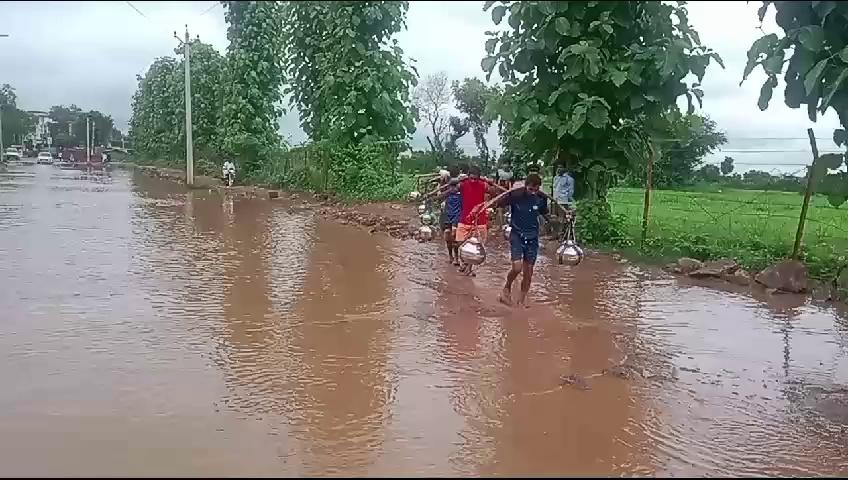 #तिजारा
तिजारा फिरोजपुर मार्ग पर अनाज मंडी के सामने सड़क पर भरा पानी शिव भक्तों के लिए बना मुसीबत का कारण, प्रशासन गहरी नीद में,
Mahant Balaknath Yogi Bhupender Yadav BJP Bhiwadi police IGP Jaipur Range District Collector & Magistrate - Alwar