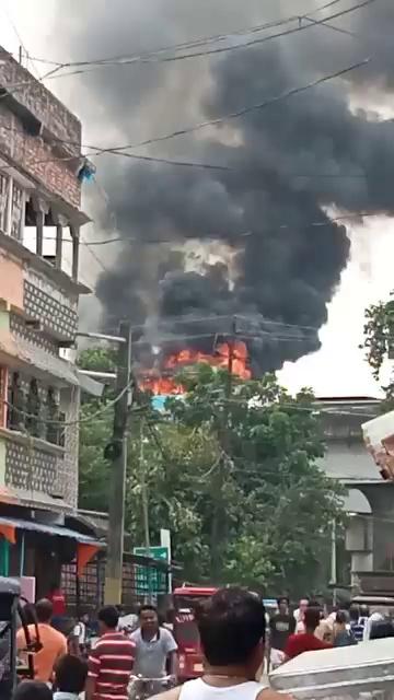 Kishanganj highway pe buse lagi aag sabhi passenger Jaan bachane ke liye bus se koode