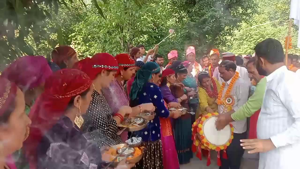 दिनांक 5-10-2024 महासू महाराज की जय
भदराज देवता की जय ग्राम सभा थैना से ग्राम सभा भलेर नकोड़ बिनहार विकास नगर देहरादून मैं महासू महाराज के आगमन में सभी का स्वागत अभिनंदन ग्राम सभा भलेर नकोड मैं महाराज के आगमन में भंडारे का आयोजन किया गया तत्पश्चात सभी महासू महाराज की अगवाई में ग्राम सभा मदरसू बिनहार के लिए प्रस्थान आप सभी को महासू महाराज खुश रखे तंदुरुस्त रखें आप सभी की रक्षा करें महासू महाराज की जय
#