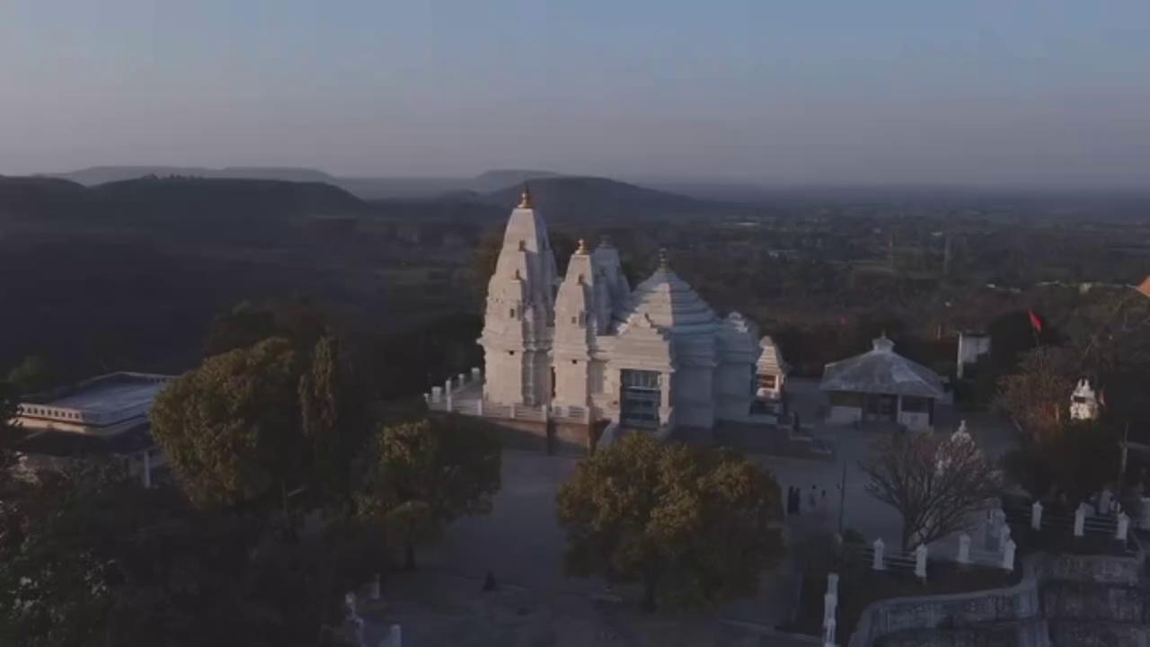 कठुआ(वरुण): जम्मू-कश्मीर के कठुआ जिले की बनी तहसील में चौंरी शिव मंदिर बन रहा है। जानकारी के अनुसार बनी का ऐतिहासिक और प्राचीन चौंरी शिव मंदिर अयोध्या के प्रभु श्री राम मंदिर की तर्ज पर बन रहा है। बता दें कि गत 10 जून को बनी उपमंडल के कांथल में मंदिर के नवनिर्माण की आधारशिला रखी गई थी