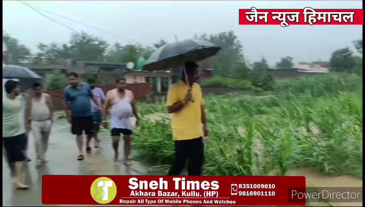 ऊना सुबह से लगी भारी बारिश से कई जगहघरो में पानी घुसने की सूचना पाकर विधानसभा क्षेत्र ऊना के पूर्व विधायक सतपाल सिंह रायजादा भी बारिश के बीच ही लोगो के पास पहुंच रहे है। रायजादा स्वयं अपनी गाड़ी लेकर जायजा लेने निकले और उन्होंने रक्कड़ और रामपुर में कई घरों में जायजा लिया।इस दौरान उन्होंने घरों से पानी निकालने के लिए अधिकारियों को दिशानिर्देश दिए। रामपुर में भी घरों में बारिश के पानी से हुए नुकसान का उन्होंने जायजा लिया और हरसंभव सहायता का आश्वासन दिया। वहीं रक्कड़ कालोनी में एक सेप्टिक टैंक के टूटने से लोगो के घरों में सिवरेज का पानी घुसने के चलते उन्होंने कार्रवाई के निर्देश अधिकारियों को दिए है। सतपाल रायजादा अभी भी विधानसभा क्षेत्र में विभिन्न जगहों पर जा रहे है और हालातो का जायजा ले रहे है....////