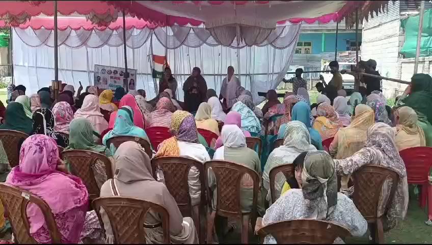 The meeting of Pulwama District and Block Mahila Congress concluded in the presence of Supervisor Noori Khan ji and District President Joziya. During this, National Observer of Kashmir Mahila Congress Noori Khan ji conveyed the message of National President of All India Mahila Congress Alka Lamba ji to the workers.
Report by Farhan Kitab