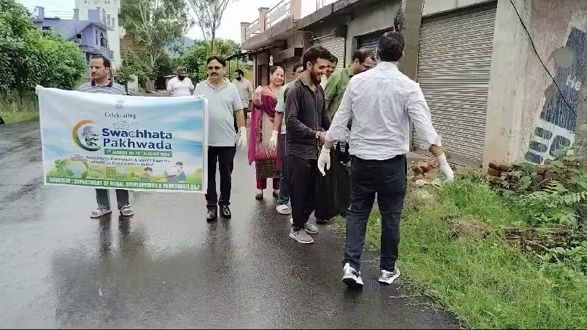 #SwachhtaPakhwada
Cleanliness Drive held at Sub-Division Ramnagar, District Udhampur under #SwachhtaPakhwada campaign. BDO Ramnagar alongwith officials of various departments, Locals participated in the Drive.
Information & PR, J&K
Rafiq Ahmad Jaral