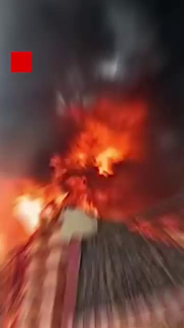 मुरादाबाद के सिविल लाइन थाना क्षेत्र के चंद्र नगर में हाइटेंशन लाइन से घर की छत पर आग लग गई. आग लगने से कॉलोनी में चीख-पुकार मच गई.