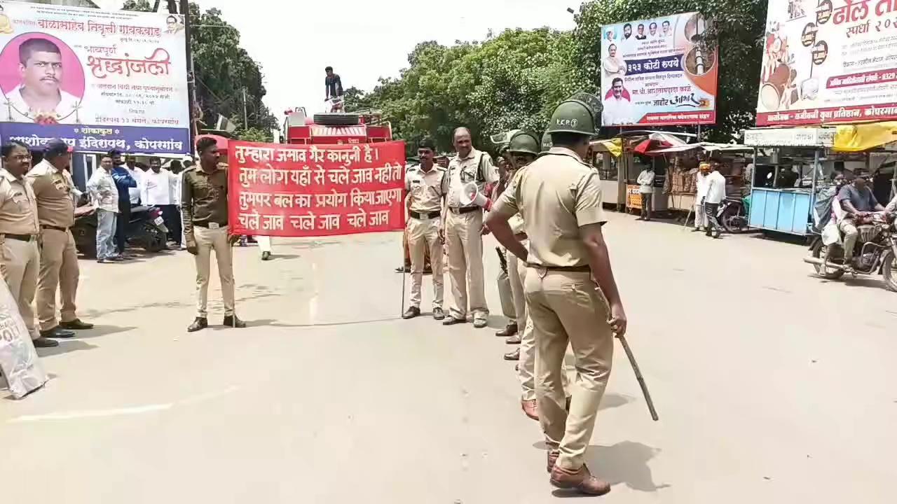 गणेशोत्सव, ईद ए मिलाद व आगामी विधानसभा निवडणुकीच्या पार्श्वभूमीवर नगर जिल्ह्यातील कोपरगाव शहरात कायदा सुव्यवस्था अबाधित राहावी यासाठी कोपरगाव शहर पोलिसांच्या वतीने शहरातील मुख्य रस्त्यावरून पथसंचलन करण्यात येऊन दंगा काबू पथकाची रंगीत तालीमही घेण्यात आली आहे.