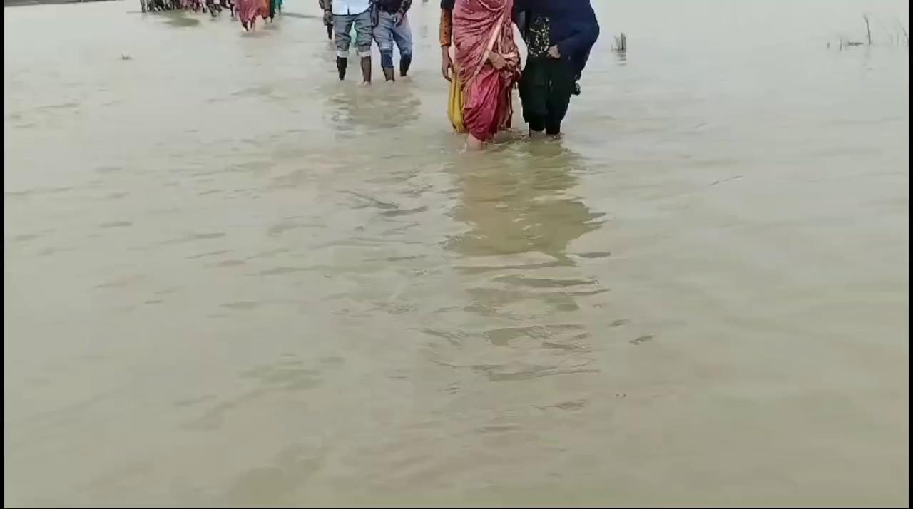 मुख्यमंत्री नीतीश कुमार दरभंगा के इंडोर स्टेडियम में बाढ़ पीड़ितों के लिए तैयार किये जा रहे फूड पैकेट का शुक्रवार को जायजा लिया और उपस्थित जिलाधिकारी सहित सम्बंधित अधिकारियों को दिशा निर्देश जारी किया है।उन्होंने अधिकारियों को जल्द से जल्द बाढ़ पीड़ितों को राहत सामग्री पहुचाने का निर्देश दिया है। मुख्यमंत्री ने इस दौरान बाढ़ पीड़ितों के लिए बड़ी घोषणा करते हुए कहा कि दुर्गा पूजा से पहले सभी बाढ़ प्रभावित लोगों को सात -सात हजार अनुदान की राशि डीबीटी के माध्यम से सीधे खाते में भेजे जायेंगे।
#नीतीश
#bihar #news #latestnews #duet #बाढ़ #कोशी #कोसी
topfans Voice of Tardih Azizen Darbhanga Madhav Jha Azad सनातन धर्म Mishrilal Yadav Sanjay Singh Rajesh Ranjan Jan Suraaj Darbhanga Police