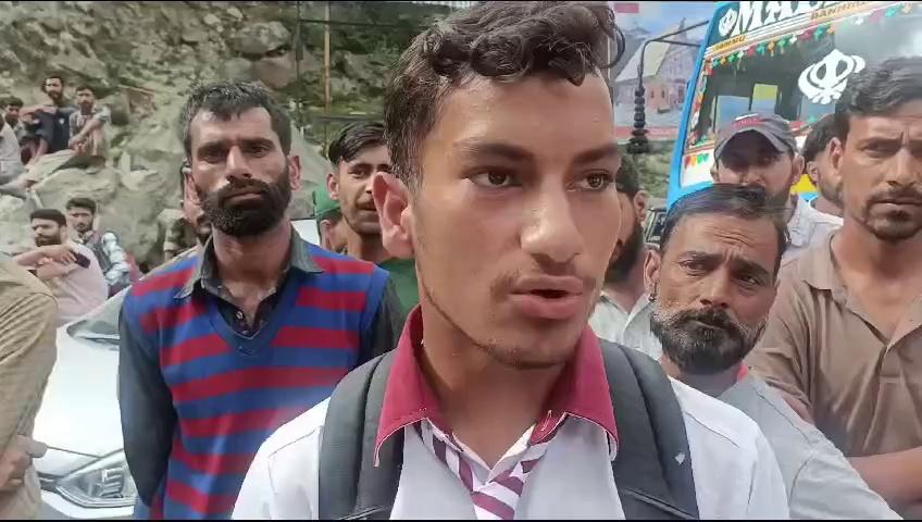 Government hr sec school thathri district kishtwar ka principal nasir ahmed students ko datta hai damki
Watch the full report