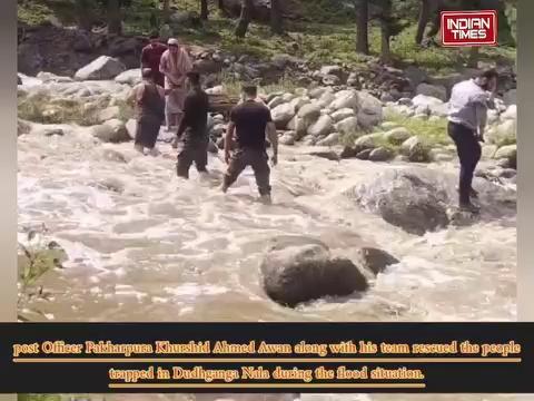 police post Officer Pakharpora Khurshid Ahmed Awan along with his team rescued the people trapped in Doodhganga Nala during the flood situation.
It should be noted that due to the sudden burst of clouds, the flow of water in the Doodganga canal had increased.