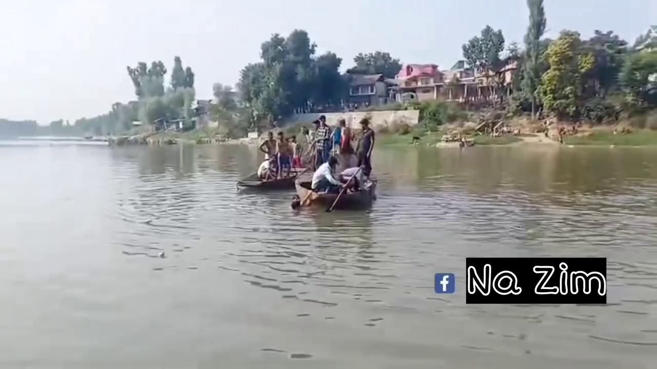Credit: Shahid Jeelani
18 year old youth drowned in the river Jhelum near old bridge Sumbal in North Kashmir's Bandipora district on Saturday afternoon.