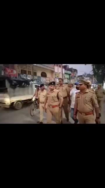 #news*सूचनार्थ*
अवगत कराना है कि आज दिनांक 03.10.2024 को श्रीमान पुलिस अधीक्षक महोदय द्वारा नवरात्रि/दुर्गापूजा पर्व एवं आगामी त्यौहारों के दृष्टिगत कस्बा सैदपुर में रेलवे क्रासिंग से कस्बा सैदपुर होते हुए चंदौली पुल चौराहा तक पैदल गस्त/रूट मार्च किया गया तथा आम जनमानस में शांति एवं सुरक्षा की भावना का संचार किया गया। इस अवसर पर श्रीमान क्षेत्राधिकारी सैदपुर, प्रभारी निरीक्षक सैदपुर तथा अन्य अधिकारी एवं कर्मचारीगण मौजूद थे ।
*पुलिस मीडिया सेल*
*जनपद गाजीपुर* ।