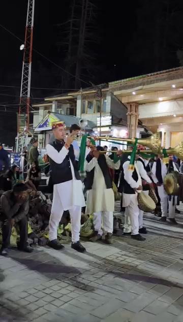 विश्व पर्यटन दिवस के उपलक्ष्य पर मॉल रोड मनाली में स्थानीय लोगों द्वारा पारंपरिक परिधान पहनकर कुल्लवी नाटी का आयोजन किया गया और साथ ही साथ पर्यटकों ने भी इसका खूब आनंद उठाया ..
Happy world tourism day to all
#kullvinaati #kullu #manali #worldtourisumday
Balwanti Thakur