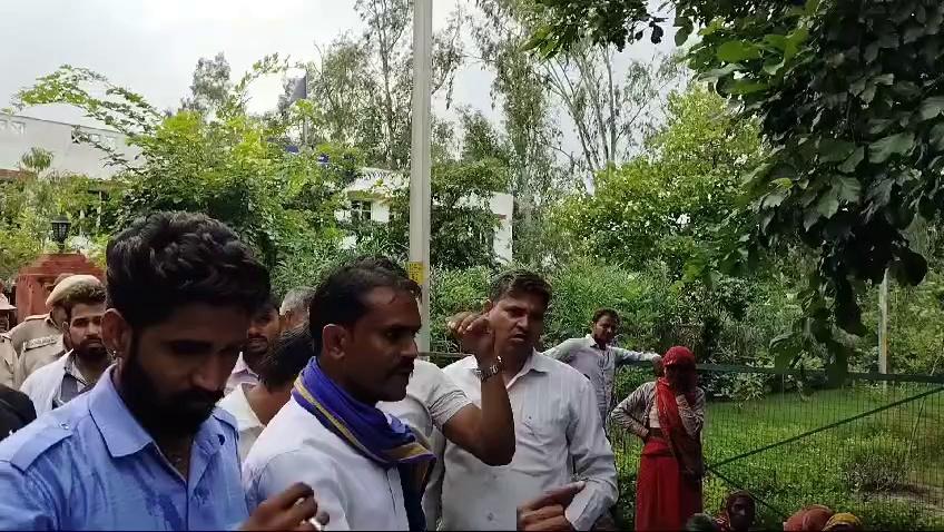 कुम्हेेर थाना क्षेत्र के जया गांव की घटना का मुख्य अपराधी 48 घंटे में गिरफ्तार नही हुआ तो डीग जिला मुख्यालय पर अनिश्चितकालीन धरना होगा।
Rajasthan Police CMO Rajasthan