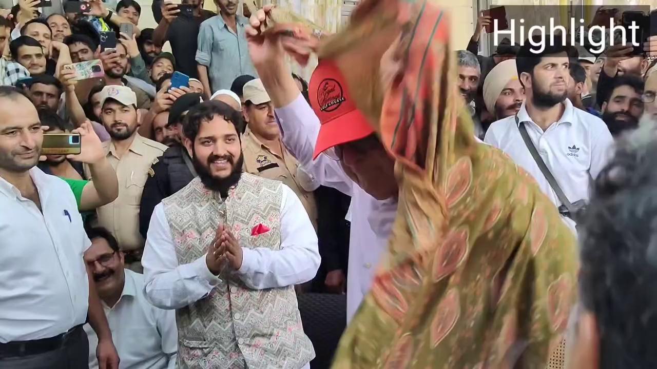 Full Chunri Dance by Dr Farooq Abdullah on Drav Janan Maidanas Manz phol Gulistan yalae Farooq sohob te Omar Sohob aav Maidanas Manz by Singer Bilal Malik. Watch, like, share & follow page for latest updates NCSU Kishtwar Aamir Naqeeb