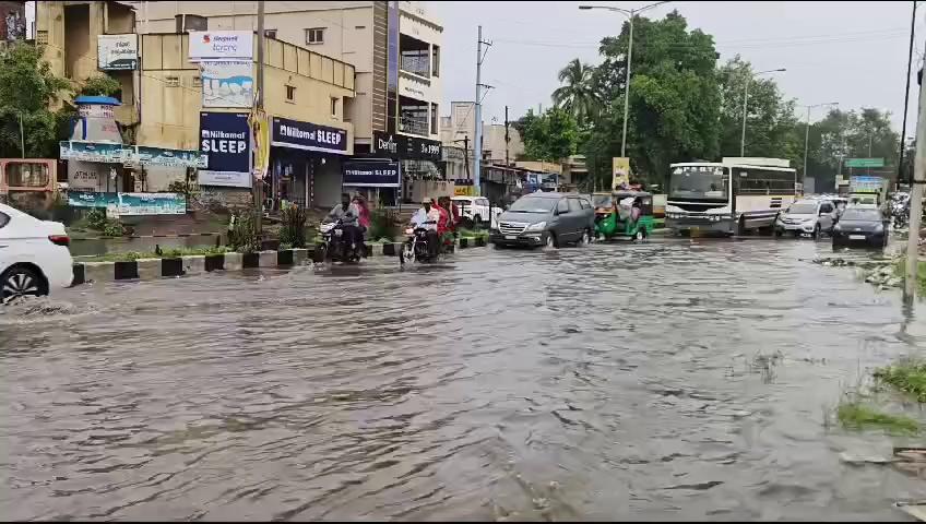 గన్నవరంలో కుండ పోత వర్షం రోడ్లు జలమయం*