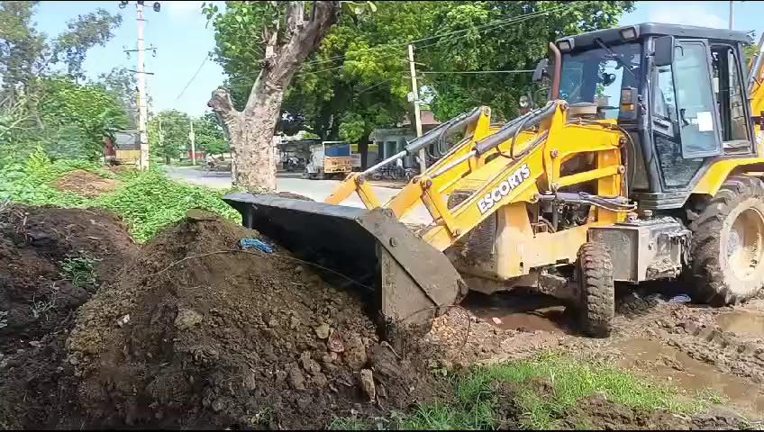 जिला एटा अलीगंज रोड स्थित गांव कुसाड़ी में रात्रि के समय कोई गौ माता को टक्कर से मार गया था सुबह होते ही वहां के भानु हिंदू ने हिन्दू एकता समूह के शीतलपुर एटा ब्लॉक अध्यक्ष कपिल हिंदू को सूचना दी मौके पर पहुंचकर जेसीबी को मंगवाया और गौ माता का अंतिम संस्कार करवाया और उनके साथी भी वहां मौजूद रहे राकेश हिंदू, भानु हिंदू ,जमुना दास, डेयरी हिंदू ओमी हिन्दू ,शिवम डेयरी हिंदू, विनोद हिन्दू आदि गौ सेवक मौजूद रहे।
ओम शांति
गौशाला नही उपाय हर परिवार एक गाय
हर सनातनी के हम हर सनातनी हमारा
बडा परिवार सुरक्षित परिवार
हिन्दू एकता समूह जिंदाबाद
topfans