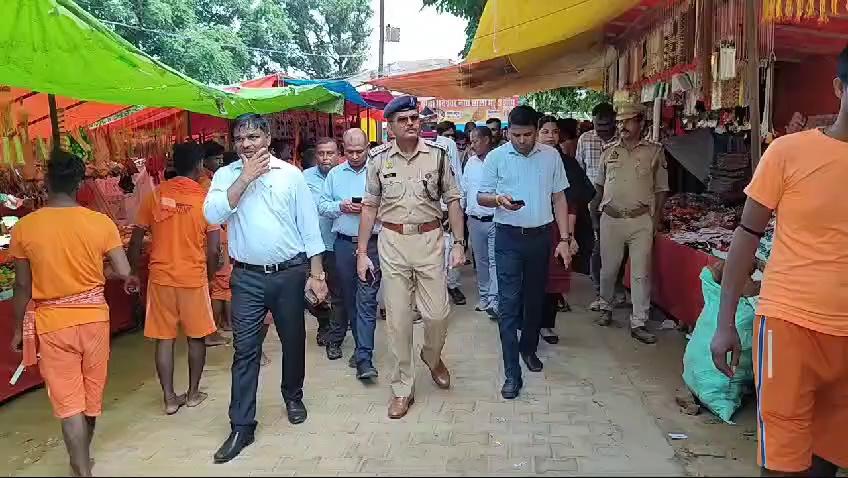 अपर पुलिस अधीक्षक बस्ती द्वारा कांवड़/श्रावण मेला के दृष्टिगत भदेश्वर नाथ शिव मंदिर में जलाभिषेक के दौरान किसी प्रकार की समस्या न हो के संबंध में व्यवस्था व सीसीटीवी कैमरों का निरीक्षण किया तथा आवश्यक दिशा निर्देश दिया गया..
अपर पुलिस अधीक्षक बस्ती ओम प्रकाश सिंह द्वारा क्षेत्राधिकारी सदर सत्येन्द्र भूषण तिवारी व अन्य राजस्व अधिकारीगण के साथ आज दिनांक-01.08.2024 को कांवड़-श्रावण मेला व श्रावण-कांवड़ माह के दृष्टिगत भदेश्वर नाथ शिव मंदिर में पार्किंग स्थल, आने-जाने के रास्ते, जलाभिषेक के दौरान मंदिर में किये गए व्यवस्था व शांति/ क़ानून व्यवस्था हेतु लगाये गए पुलिस अधिकारी/ कर्माचारीगण का जायजा लिया गया एवं जलाभिषेक के दौरान होने वाले समस्याओं के संबंध में व्यवस्था व सीसीटीवी कैमरों का निरीक्षण किया तथा आवश्यक दिशा निर्देश दिया गया।