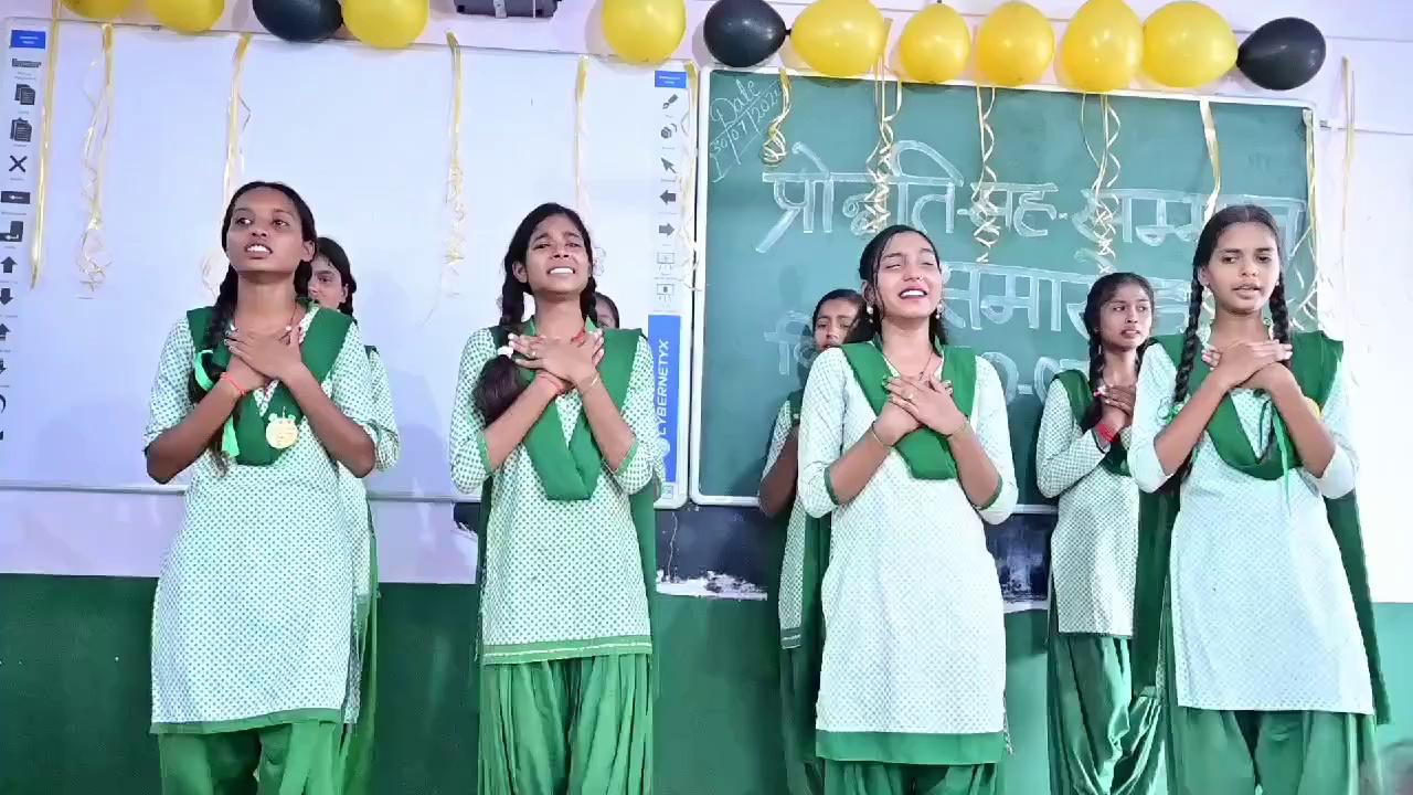 CM School of excellence Nawadih के Principal Mr Rajiv Ranjan Tiwari के प्रोन्नति सह सम्मान समारोह में विदाई के दौरान छात्राएं फफक कर रो पड़ी । सभी जगह सन्नाटा पसरा था । सुनाई पड़ रही थी तो केवल छात्रा के रोने की आवाज । सचमुच में तिवारी सर ने नावाडीह के छात्रों के उज्जवल भविष्य के लिए बहुत किया था । उन्हें फिलहाल नावाडीह में रहने की जरुरत थी ।