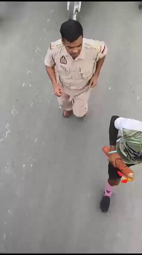 डाक कावड़ के साथ दौड़ते हुए पुलिस इंस्पेक्टर का वीडियो वायरल हो गया है, वे धुनों के साथ दौड़ते हुए नज़र आ रहे हैं। इंस्पेक्टर अनूप शर्मा रामपुर के थाना स्वार में क्राइम इंस्पेक्टर के पद पर तैनात हैं।