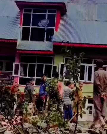 Cloud burst in Cherwan Kangan area of #Ganderbal district caused damage to paddy fields, several vehicles got stuck in debris, and water entered into residential areas. SSG Road near Padawbal is blocked as the nearby canal overflowed letting accumulation of mud at the road.