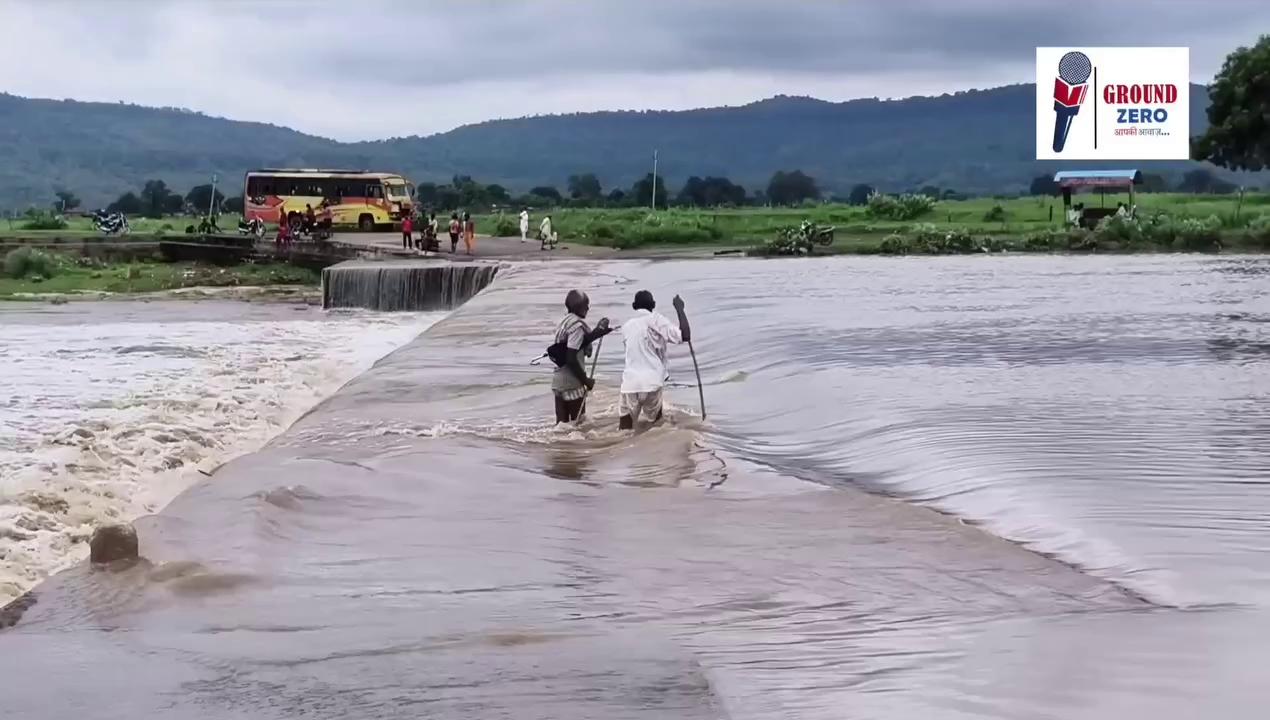 जब मैं पत्रकारिता का कोर्स (एम.ए. इन मास कम्युनिकेशन) कर रहा था इलाहाबाद विश्वविद्यालय से तब मुझे मेरे गुरु जी ने कहा था कि परिस्थिति कैसी भी हो कभी मानवता को हारने मत देना चाहे उसकी कीमत कुछ भी ..... लाइव रिपोर्टिंग के दौरान पत्रकारिता के रूढ़िवादी सिद्धांत कैसे भी हों लेकिन मैने हमेशा कोशिश की है कि मेरे सामने मानवता न हारे। अमूमन रिपोर्टिंग के दौरान ऐसे दृश्यों को दिखाते समय एक पत्रकार की खबर का महत्व बढ़ता है टीवी स्क्रीन के लिए , लेकिन मेरे दिमाग में जो आया मैने वो किया और ऐसे ही आगे भी डटकर करूंगा । ये संस्कार मुझे सर्वप्रथम अपने माता पिता और फिर मेरे दो शिक्षण संस्थानों - " विद्या मंदिर और इलाहाबाद विश्वविद्यालय" से प्राप्त हुआ। नजारा मानिकपुर के चमरौहा बरदहा नदी में बने रपटे का है । धन्यवाद भाई आनंद द्विवेदी जी का जिन्होंने मेरा सहयोग किया