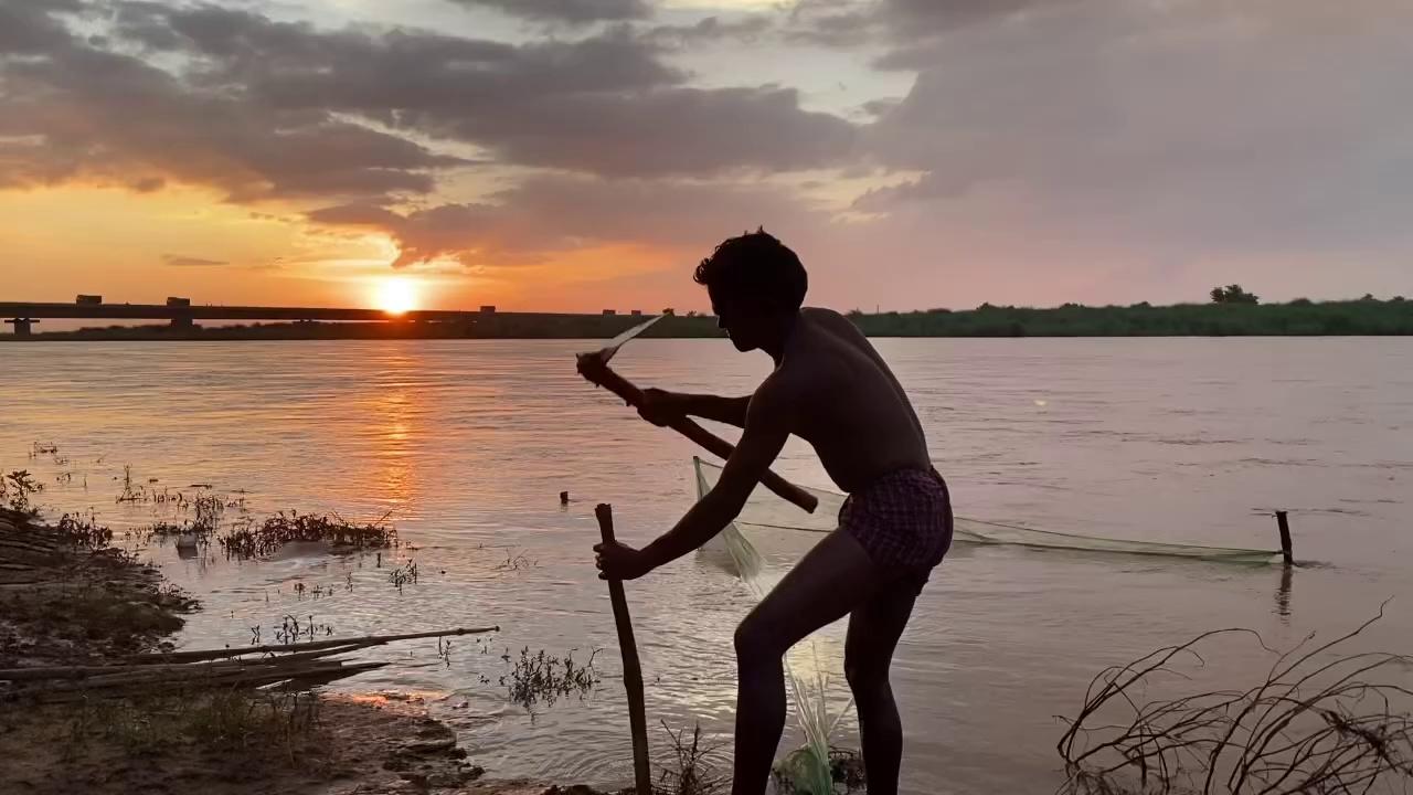 लॉकडाउन के दौरान मैंने बिहार के अरवल में कुछ लोगों से बात किया, जो आम तौर पर मज़दूरी का काम करते हैं। आम तौर पर सोन नदी में पानी नहीं होता है, इस वजह कर वहाँ से बालू की खुदाई ख़ूब होती है, ये लोग वही काम किया करते थे। फिर इसी बीच नदी में पानी भी आ गया तो बालू ढोने वाले लोगों ने मछली पकड़ना शुरू कर दिया। सुने उनकी बात। दस्तावेज़ है ख़ुद में