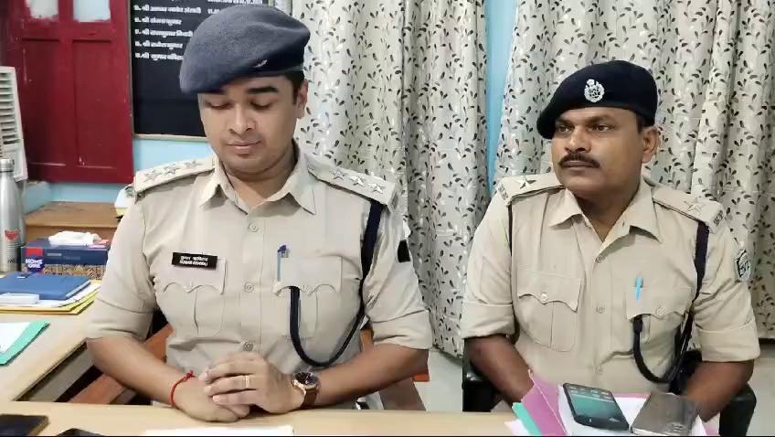 औरंगाबाद: पत्नी को लोहे के औजार से काटकर हत्या करने वाले पति को पुलिस ने तीन घंटे में किया गिरफ्तार, प्रेस कॉन्फ्रेंस कर जानकारी देते दाऊदनगर एसडीपीओ कुमार ऋषिराज