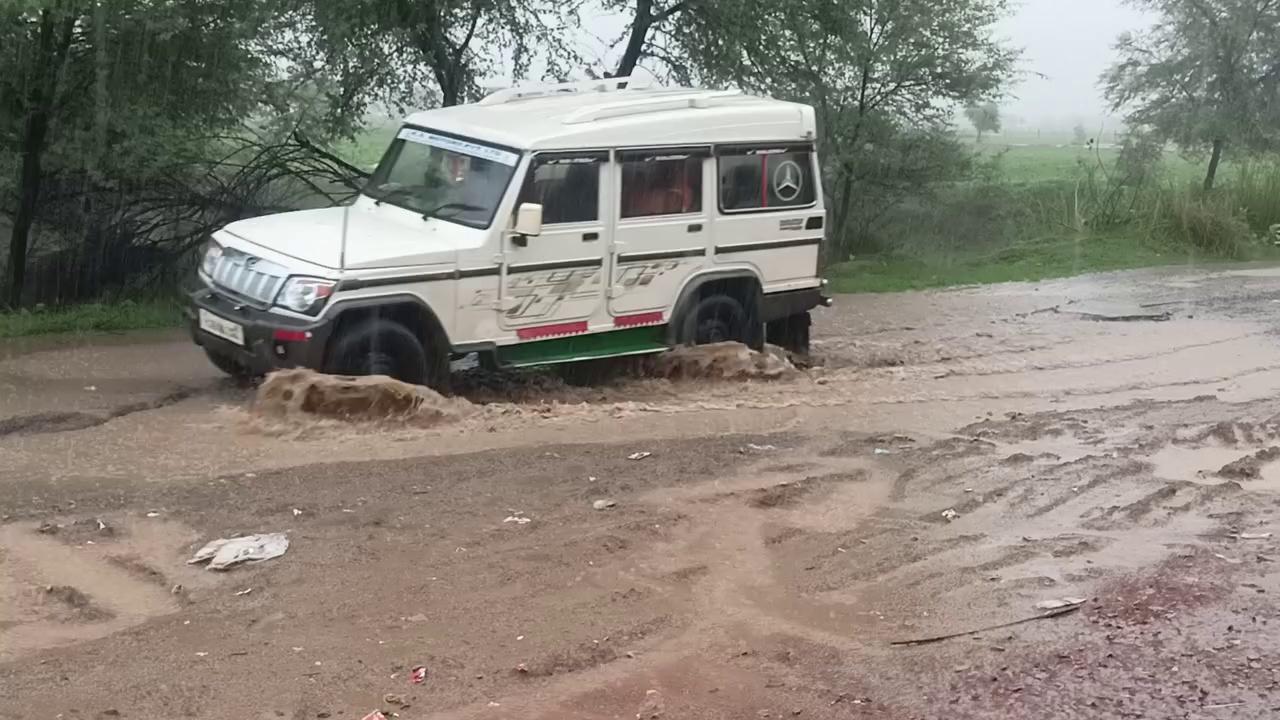 बामनवास. उपखंड क्षेत्र में इन दिनों बरसात की शुरुआत के साथ ही बदहाल सड़क मार्ग वाहन चालकों के लिए मुसीबत बढ़ाने का कार्य करने लगे हैं। गत वर्ष ही बनाई गई कई सड़कें अभी से दरकने लगी है। जिससे ग्रामीणों द्वारा इन सड़कों की क्वालिटी पर भी सवालिया निशान उठाए जा रहा है। उपखंड के ग्राम रामसिंहपुरा चौराहे से खुर्रा माताजी बा को जाने वाले सड़क का निर्माण कार्य गत वर्षों में ही सार्वजनिक निर्माण विभाग की ओर से कराया गया था। लेकिन अभी बरसात शुरू होने के साथ ही सड़क पर जगह- जगह गहरे गड्ढे हो गए है तथा कई जगह से डामर का नाम निशान मिट गया है। ऐसी स्थिति में वाहन चालकों को अत्यधिक असुविधाओं का सामना करना पड़ रहा है। आए दिन वाहन चालक इन गड्ढों की वजह से चोटिल भी हो जाते हैं।