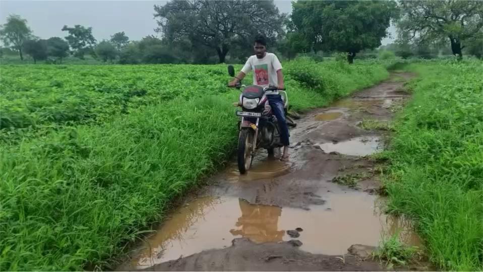 #badnawar : पक्की रोड नहीं होने पर, बीमार व्यक्ति या गर्वभति महिला को खाट पर लेकर जाने को मजबूर गांव बटवाडिया खुर्द के ग्रामीण