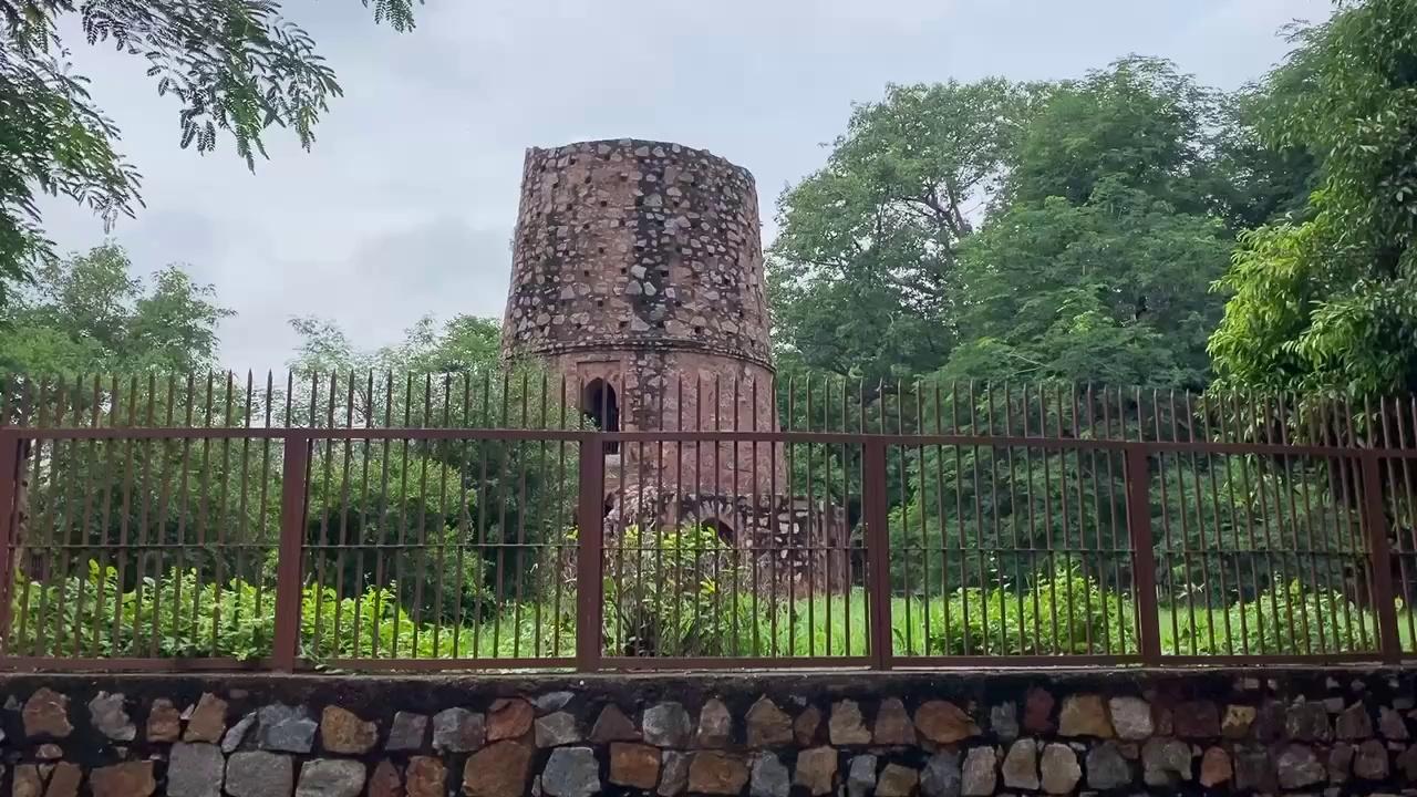 So surprising,
Can you spot tuis monument?
This is called “Chor Minar”
Nestled in Hauz Khas
Well preserved