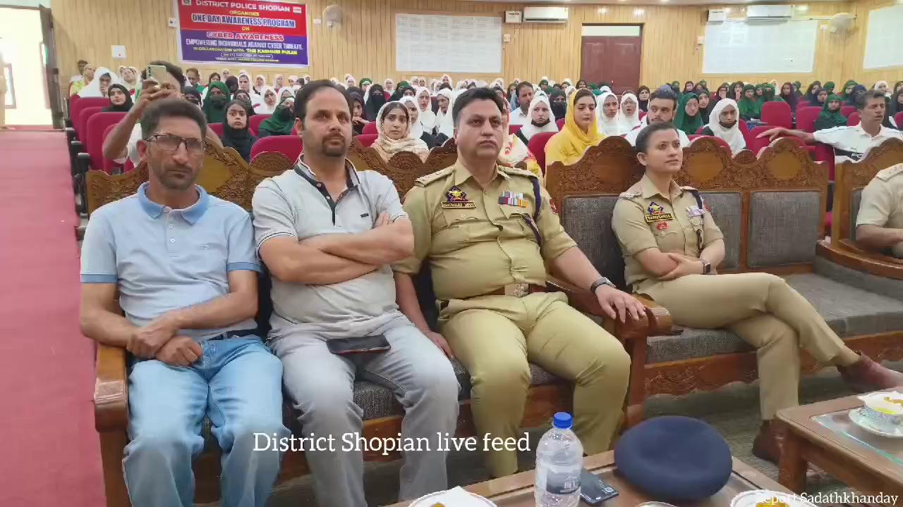 Shopian Police in Collaboration with "The Kashmir Pulse" has organized one day Cyber Awareness Programme under theme"Cyber Security Empowering individual Against Cyber Threats".Teachers & Students from various schools also participated in the event.
Report Sadath Ah Khanday