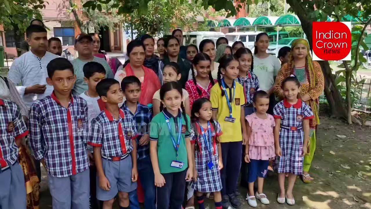 केवी लखनपुर में पढ़ने वाले बच्चों के अभिभावक गाड़ी की समस्या को लेकर पहुंचे डीसी कठुआ के कार्यालय में