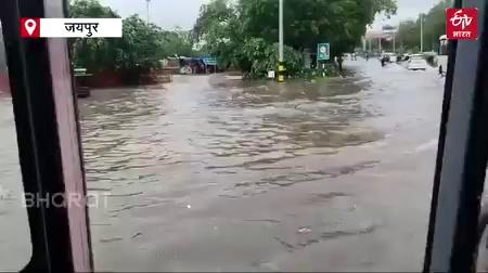 Rajasthan Weather Update : प्रदेश में रुक-रुक कर हो रही बारिश के कारण कई जिलों में स्कूल आज यानी मंगलवार को भी बंद हैं. बरसात के हालात को देखते हुए जयपुर, जयपुर ग्रामीण, कोटा, बारां, टोंक, दौसा, करौली, गंगापुर सिटी, धौलपुर और डीग जिलों के स्कूलों में छुट्टी घोषित कर दी गई है. वहीं कोटा में भारी बारिश का रेड अलर्ट, तो अन्य जिलों में भारी बारिश को लेकर चेतावनी जारी की गई है. सोमवार को भी बारिश का सिलसिला जारी रहा और 10 लोगों ने अपनी जान गंवा दी.