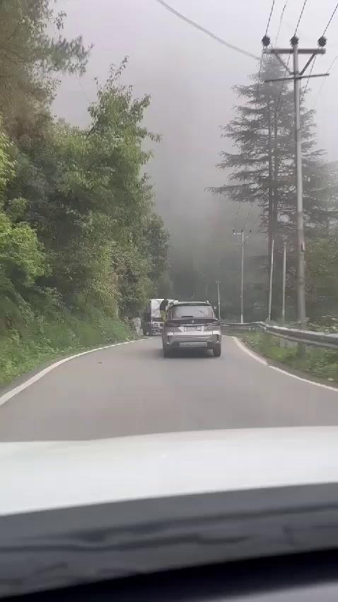 Shimla Police ने कार्रवाई करते हुए गाड़ी मालिक का मोटर वाहन एक्ट की धारा- 184 के तहत दो हजार 500 रुपए चालान किया है. गाड़ी चला रहे ड्राइवर का लाइसेंस भी सस्पेंड कर दिया गया है. साथ ही लाइसेंस रद्द करने की सिफारिश भी की गई है।