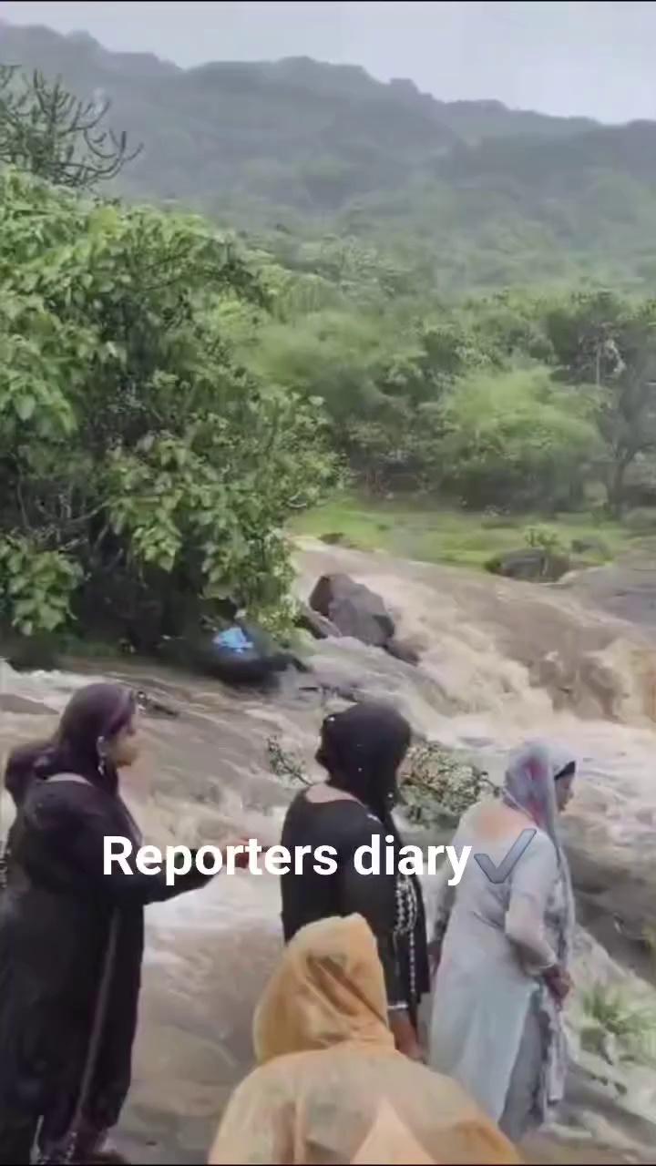Reporters diary
Lonavala Bhushi Dam ke Jharne me Barish ke Tej Bahav se Puri Family Bah gayi
30/06/24 Dopar 1.00 pm
A family of 7, including a man, a woman, and children clinging on to them for support in the middle of a raging waterfall were swept away by the gushing waters in Lonavala
