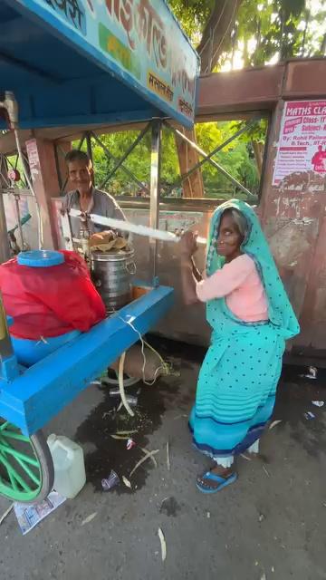 फिरोजाबाद के बेसहारा अम्मा बाबा सोडा सिकंजी बेचने को हुए मजबूर
l 85 years old couple selling soda in firozabad