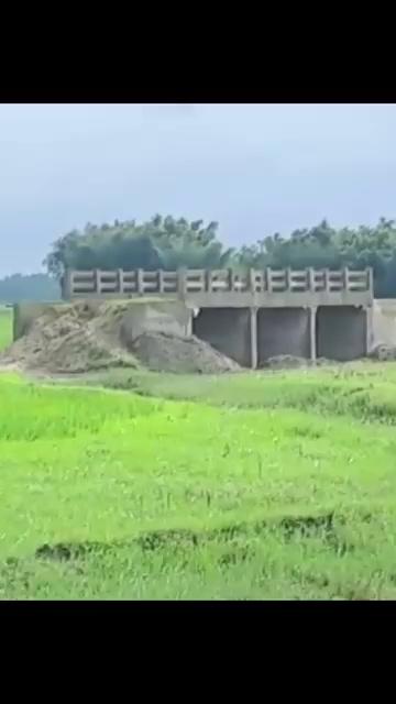 Amidst the headlines of the bridge collapse in Araria, a new story of unique bridge construction has come to the light. In Parmanandpur village of Raniganj block, a road and a bridge worth more than Rs 3 crore have been constructed in the middle of the field. Neither road nor approach path exist around the bridge.