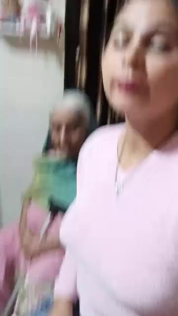 Dadi se car
maag rahi hai bahut
dadi ne bahu ko jawab