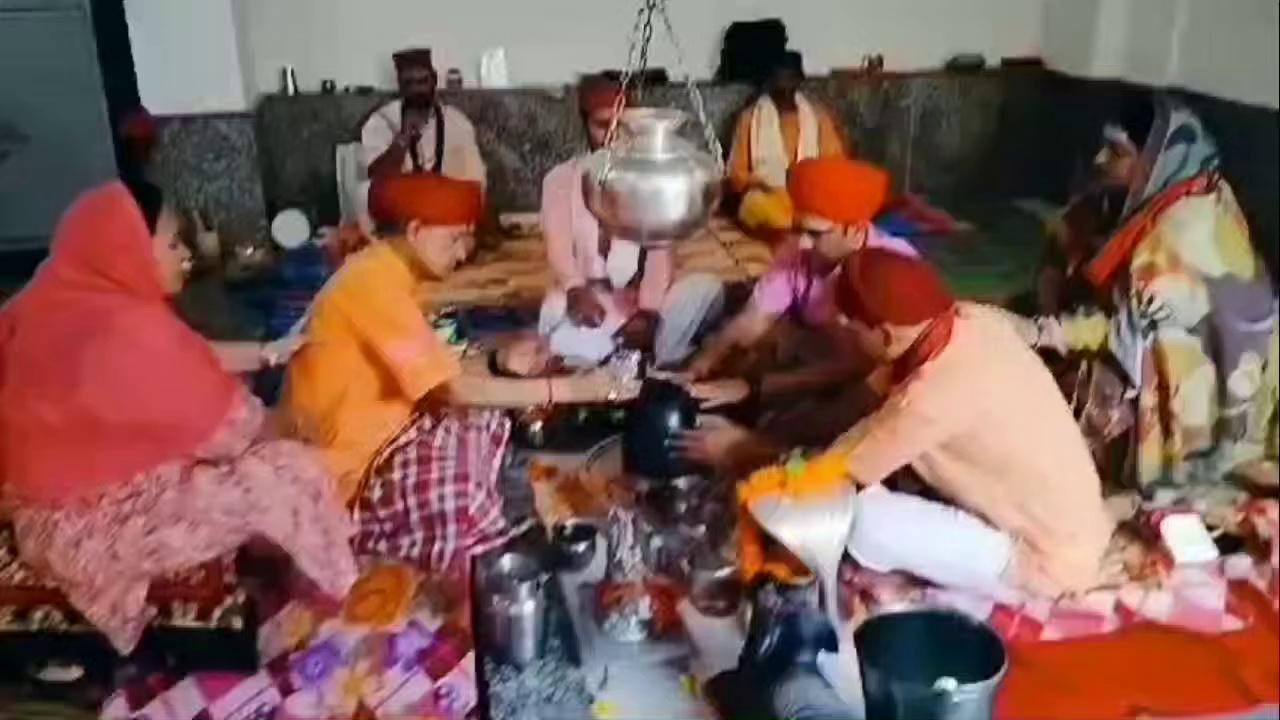 जम्मू यात्री भवन ट्रस्ट हरिद्वार के प्रांगण में स्थित महाकालेश्वर मंदिर में दिनांक 16 जुलाई से 19 अगस्त 2024 तक चल रहे श्रावण मास के दिनों में अट्ठाइसवें दिवस के अवसर पर आज दिनांक 12 अगस्त 2024 सोमवार को श्रावण मास के चतुर्थ सोमवार के उपलक्ष्य में अपने पारिवारिक कल्याणार्थ एवं स्वास्थ्य लाभार्थ रूद्राभिषेक एवं रुद्रीपाठ कराने वाले यजमान-
1. श्रीमती एवं श्री पवन कुमार शास्त्री जी, शक्ति नगर, जम्मू निवासी जी। गोत्र- अच्युत
2. श्री प्रदीप सिंह संब्याल जी एवं श्री आयुष संब्याल जी, कोटली मंडी साम्बा निवासी जी। गोत्र- भारद्वाज
3. डॉक्टर सभ्यता गुप्ता एवं डॉ अशोक वैद जी, किशनपुर बिलावर कठुआ निवासी जी। गोत्र= गोयल
4. श्रीमती सुशीला सभरवाल जी एवम श्री नरेश सभरवाल जी, गुलमोहर पार्क नई दिल्ली निवासी जी। गोत्र= हंसरस
5. श्रीमती चिंतपूर्णी गुप्ता जी एवम श्री भूषण प्रगाल जी, शक्ति नगर जम्मू निवासी जी। (परिवार की सुख समृद्धि) गोत्र= पोल
6. श्री राजेंद्र कुमार सुंदन, श्रीमती मीतू सुंदन, राशि एवं हार्तिक सुंदन जी, दयाला चक कठुआ निवासी जी। गोत्र= कश्यप
7. श्रीमती वसुधा चौधरी, आकृति सारस्वत एवं श्री एस पी सारस्वत जी, त्रिकुटा नगर जम्मू निवासी जी। गोत्र= अंगिरस
8. श्रीमती संतोष शर्मा धर्मपत्नी श्री सी आर शर्मा जी, श्री विशाल शर्मा जी, त्रिकुटा नगर जम्मू निवासी जी। गोत्र= स्वर्ण
09. श्री अग्रिम शर्मा जी सुपुत्र श्री मोहन शर्मा जी, सैनिक कॉलोनी जम्मू निवासी जी। गोत्र= कौशल
10. श्री कश्मीरी लाल गुप्ता जी एवम श्रीमती किरन गुप्ता जी सपरिवार, रिहाड़ी चुंगी, जम्मू निवासी जी। गोत्र= भारद्वाज
11. श्रीमती आशा गुप्ता जी, पंकज, शिल्पी, प्रिशा, रितवान महाजन, बक्शी नगर, जम्मू। गोत्र= गोल
12. श्री रवि गुप्ता, मीना गुप्ता, प्रियाल जंडयाल, ताविष जंडयाल, तलाब तिल्लो, जम्मू निवासी जी। गोत्र= जिंदल
13. श्री विवान वर्मा जी सुपुत्र श्री विवेक वर्मा जी, वार्ड 07, कठुआ निवासी जी। गोत्र= वाषल
14. जातेश एवं हर्षिका सुपुत्र एवं सुपुत्री श्री सुनील शर्मा जी, त्रिकुटा नगर जम्मू निवासी जी। गोत्र= कश्यप
15. श्री त्रिभुवन सुपुत्र श्री अरुण कुमार जी, फलोते कठुआ निवासी जी। गोत्र= भारद्वाज
16. श्रीमती देवेंद्र शर्मा जी धर्मपत्नी पंडित धनी राम शास्त्री जी, मुबारक मंडी, जम्मू निवासी जी। गोत्र= भारद्वाज
17. आयुषी शर्मा जी, रोहिनी शर्मा जी एवं श्री रजत अरोड़ा जी, गांधी नगर जम्मू निवासी जी। गोत्र= कश्यप
18. श्रीमती वीना गुप्ता जी धर्मपत्नी श्री एन के गुप्ता जी, गांधी नगर जम्मू निवासी जी। गोत्र= कश्यप
19. श्री केवल कृष्ण खजुरिया जी सुपुत्र श्री चरण दास खजुरिया जी, शास्त्री नगर जम्मू निवासी जी। गोत्र= उपमन्यु
उपरोक्त समस्त भक्तजनों के संकल्पानुसार विद्वान पंडित जनों द्वारा विधिवत मंत्रोच्चारण के साथ भगवान शंकर का पूजन एवं अभिषेक किया गया। जिसमें कई भक्तजनों द्वारा स्वयं आकर अपने पारिवारिक कल्याणार्थ एवं भगवान शंकर को प्रसन्न करने हेतु रुद्राभिषेक किया गया। तत्पश्चात भक्तजनों द्वारा ट्रस्ट के प्रति अपने विचार व्यक्त किये गए। श्रावण मास में रुद्राभिषेक कराने का विशेष महत्व होता है। शास्त्रों के अनुसार इसी माह में समुद्र मंथन भी हुआ था। जिससे निकले हलाहल विष को भगवान शिव ने अपने कंठ में समाहित कर सृष्टि की रक्षा की थी। जब भगवान शिव का कंठ विष के प्रभाव नीला पड़ गया तब इस विष के प्रभाव को कम करने के लिए सभी देवी-देवताओं ने उन्हें जल अर्पित किया था। इसी
‍
लिए श्रावण माह में भोलेनाथ को जल चढ़ाने से विशेष फल की प्राप्ति होती है।
यदि आप भी अपनी मनोकामनाओं को पूर्ण करने एवं परिवार के कल्याणार्थ रुद्राभिषेक एवं रुद्रीपाठ कराना चाहते हैं तो जम्मू यात्री भवन के जम्मू एवं हरिद्वार कार्यालय में अवश्य सम्पर्क करें। संपर्क सूत्र जम्मू 7051122990, हरिद्वार 9897128391