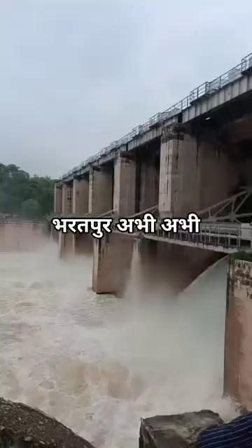 #भरतपुर। राजस्थान के करौली जिले में लगातार हो रही बारिश के बाद गुरुवार को जिले के सबसे बड़े पांचना बांध के 3 गेट खोले गए हैं। बांध के गेट नंबर 2, 4 और 6 खोलकर 4000 क्यूसेक पानी की निकासी की जाएगी। बांध की भराव क्षमता 258.62 मीटर है। बांध का जलस्तर 258.25 मी पहुंचने पर गेट खोलकर पानी की निकासी शुरू की गई। बांध के बहाव क्षेत्र में नदी किनारे रहने वाले लोगों को किनारे से दूर रहने की चेतावनी जारी की गई है।