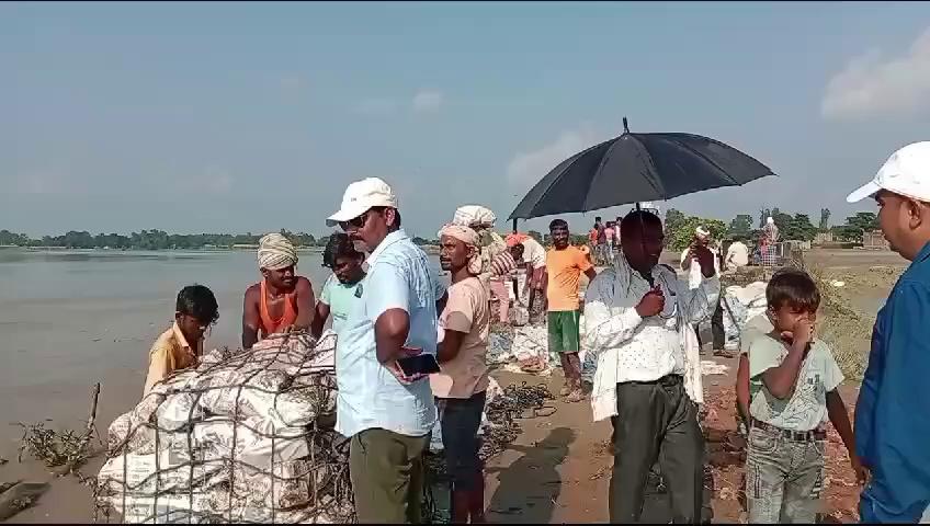 सिद्धार्थनगर::डुमरियागंज स्थित राप्ती नदी तेजी से कर रही है कटान।बड़हरा गांव को हो सकता है खतरा।जिम्मेदार बांध को बचाने में है जुटे।मौक़े पर SDM डॉ.संजीव दीक्षित आलोक दत्त उपाध्याय व सहायक अभियंता सिंचाई व तहसील प्रशासन व नगर पंचायत के लोग है मौजूद…