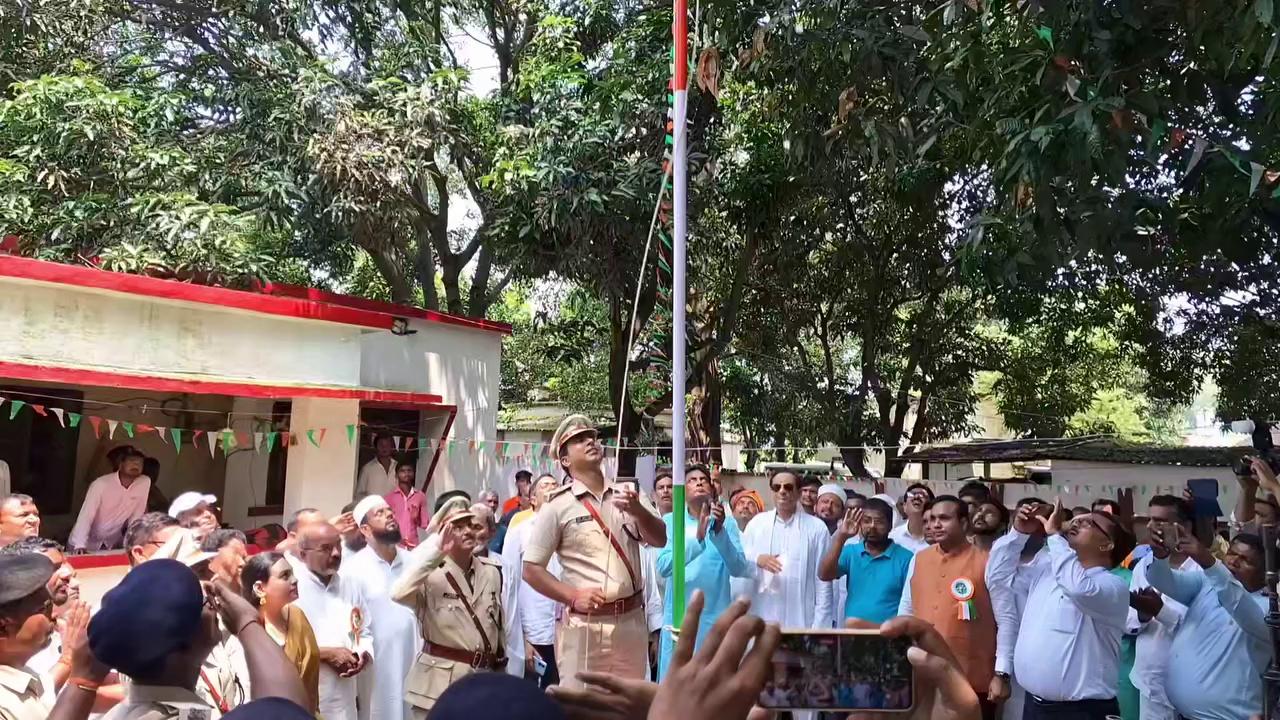 सिमरी बख्तियारपुर डीएसपी ऑफिस में मुकेश कुमार ठाकुर झंडे को सलामी देते हुए।