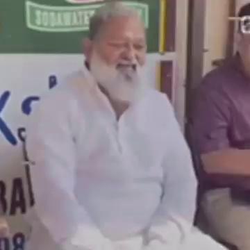 टी पॉइंट पर मस्त अंदाज में Anil Vij, दोस्तों के साथ गाना गाते नजर आए पूर्व गृहमंत्री