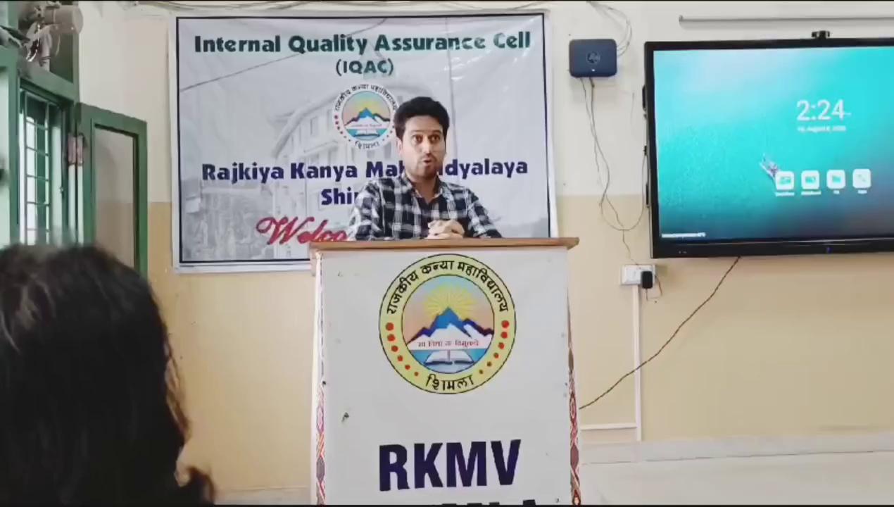 शिमला के RKMV कॉलेज में " Students Counselling Session" का आयोजन किया गया। कार्यक्रम में RKMV कॉलेज की प्रिंसिपल, प्रोफ़ेसर भगवती चरण, प्रोफ़ेसर कार्तिक चौहान ,इंजीनियर आदित्य वेद शर्मा और Department of Science के प्रोफ़ेसर मौजूद थे।
स्टूडेंट्स को कई सरकारी परीक्षाओं के बारे में जानकारी दी गई, Motivate भी किया गया। कई सवालों के जवाब भी दिए गए।